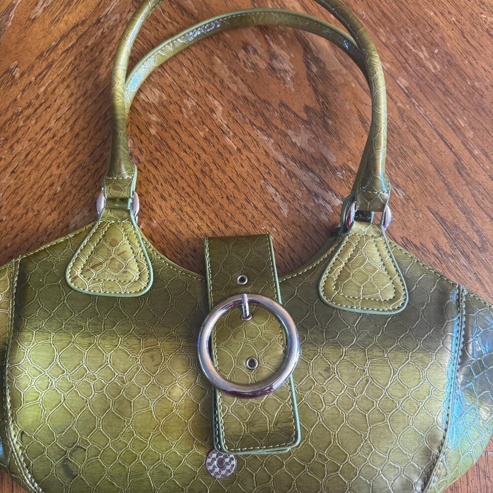 Emerald Green Crocodile-Embossed Handbag – Striking & Sophisticated